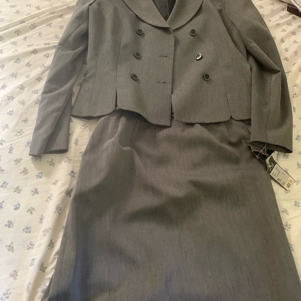 Le Suit Charcoal Gray Blazer. 3 piece business suit. Jacket, skirt and pants